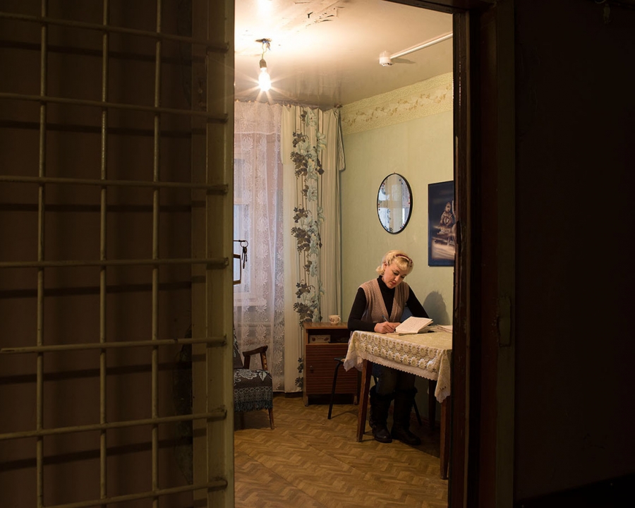 Â©Julien Chatelin 2016Norilsk, Russia, November 2016Satellite city of Kayerkan. âGostinkaâ (worker housing) Tatyana from Moscow works as a concierge in a Gostinka.